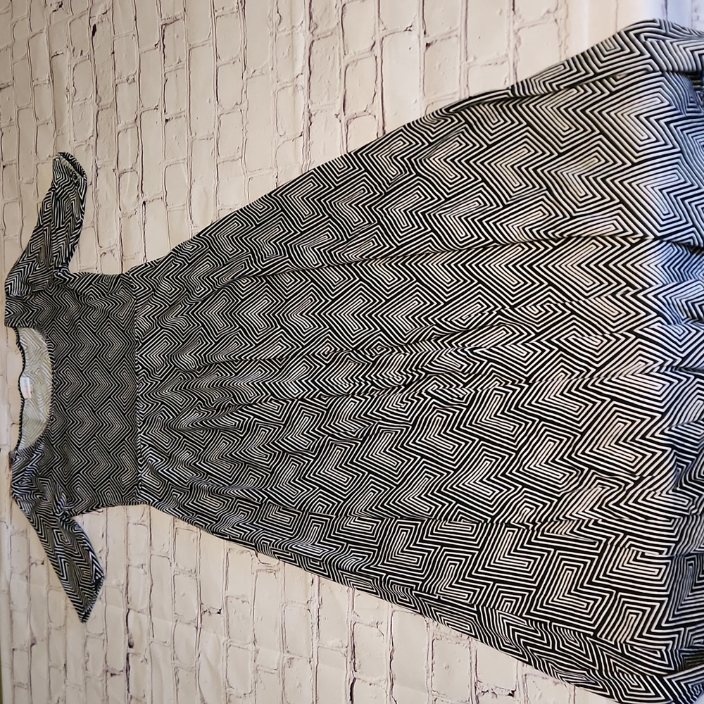 Medium LuLaRoe Ana dress, long with half sleeves, black and white, excellent